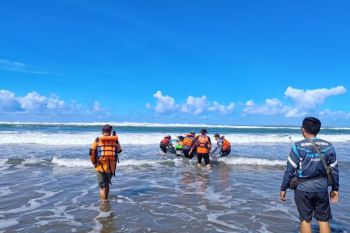 Tim SAR masih melakukan pencarian wisatawan terseret ombak di Parangtritis