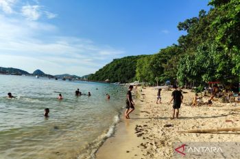 Warga Labuan Bajo ramai kunjungi wisata pantai isi libur