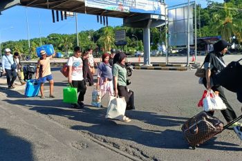 Ribuan pemilir padati Pelabuhan Padangbai di hari terakhir libur Lebaran