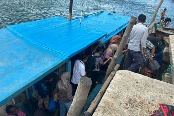 Kapal kandas saat hendak sandar di Pelabuhan Tajur Biru Riau, 59 orang penumpang selamat