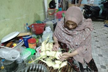 Masyarakat Madura melestarikan tradisi "tellasan katopa'"