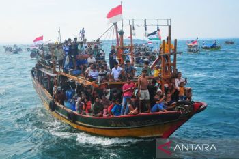 Ribuan nelayan gelar tradisi pesta lomban di Jepara
