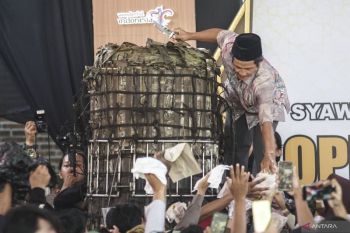 Tradisi potong lopis simbol perekat silaturahmi warga Krapyak, Pekalongan