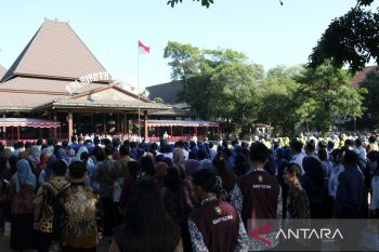 Pemkot Surakarta awasi hari pertama masuk kerja