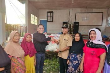 Anggota DPRD Sumbar salurkan bantuan pada korban banjir di Pelangai Gadang