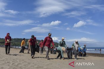 Gerakan bersih pantai di objek wisata Pangandaran