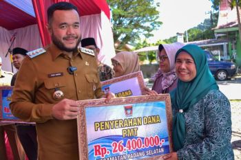Momen Halalbihalal, Wali Kota Fadly Amran Serahkan Dana Operasional RT/RW Padang Selatan dan Bungtekab
