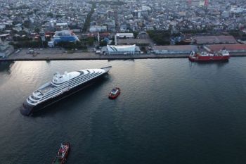 Kapal Pesiar Scenic Eclipse II asal Kroasia sandar di Pelabuhan Makassar