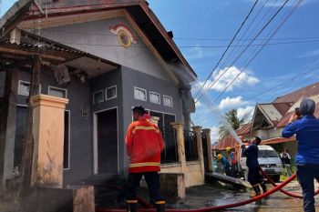 Damkar kerahkan tiga mobil Pemadam atasi kebakaran dua rumah di Kendari