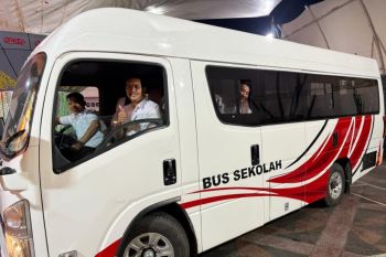 Pemko Pekanbaru terima bantuan dua bus sekolah