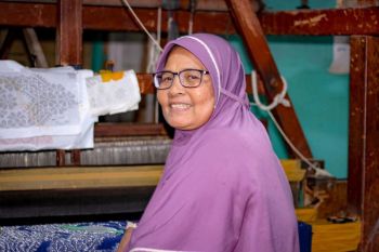 Penenun lansia binaan Amartha tembus pasar global