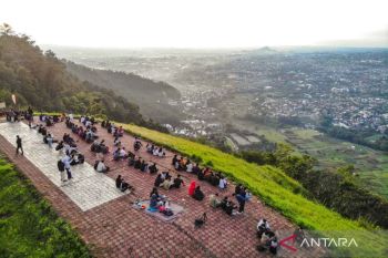 Kawasan Paralayang Kota Batu menjadi destinasi wisata terfavorit di kunjungi wisatawan saat libur Lebaran