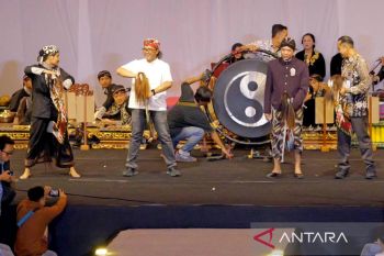Bupati Temanggung  menari jaran kepang pada gelar budaya SMADA