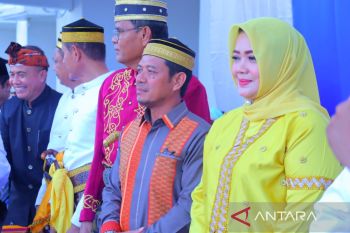 Bupati Dompu tampil perdana dengan tenun khas muna pa'a