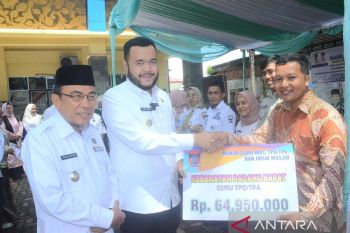 Wali Kota Padang serahkan dana operasional RT/RW, Guru TPQ/TQA serta MDTA/MDTW dan Imam Masjid