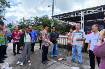 Bupati Lampung Barat apresiasi penjual air bantu petugas damkar