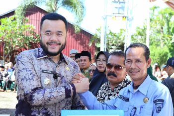 Wali Kota Padang Salurkan Bantuan Operasional RT/RW untuk tiga kecamatan
