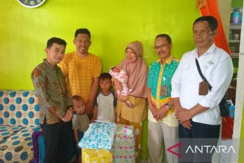 GM ASDP Baubau kunjungi penumpang yang melahirkan di kapal feri KMP Tenggiri