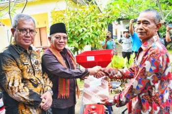 Pemkab Lombok Utara salurkan bantuan alat mesin pertanian