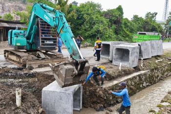 Bandarlampung pasang box culvert di aliran sungai cegah banjir