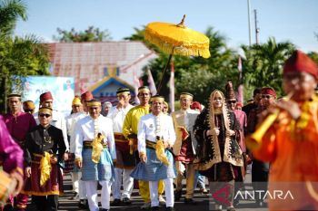 Tradisi Kesultanan Dompu menggema, Bupati dan Wabup tampil sebagai Sultan