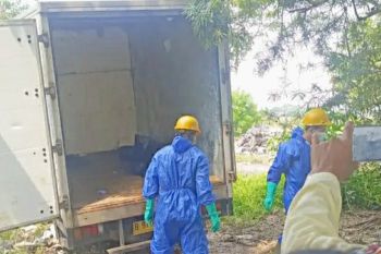 DLHK Karawang bersihkan lokasi tumpukan limbah medis