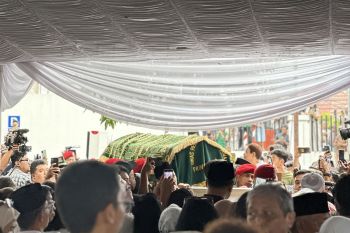 Warga memadati lokasi pemakaman jenazah penyanyi senior Titiek Puspa