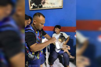 Damkar Kendari bantu lepas anting-anting bocah 4 tahun yang pendarahan