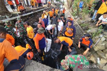 Pemkab Kudus  bersama masyarakat bersihkan saluran air cegah banjir