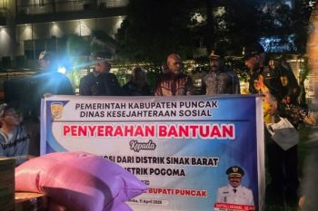 Pemkab Puncak serahkan bantuan warga mengungsi di Timika