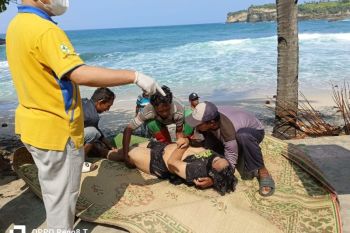 Dua pelajar meninggal terseret ombak Pantai Klayar Pacitan