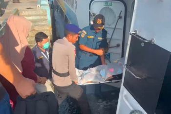 Satpolairud Lingga bantu evakuasi lansia butuh penanganan darurat