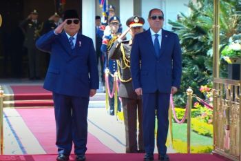 Prabowo gets state welcome from El-Sisi at Cairo palace