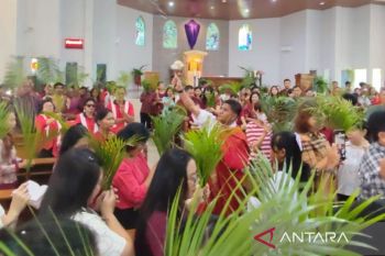 Misa Minggu Palma di gereja Regina Pacis Tanjungpandan berlangsung khidmat
