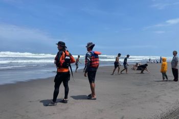 Tim SAR menerjunkan jetski cari wisatawan terseret ombak Parangtritis