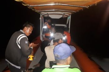 Tim SAR evakuasi empat nelayan yang alami kecelakaan kapal di perairan Wakatobi
