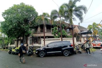 KPK geledah rumah La Nyalla, Keluarga sebut tidak ada barang yang dibawa