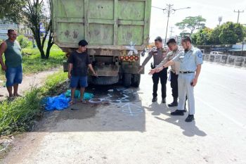Pemotor tewas usai tabrak truk parkir di Rimbo Panjang