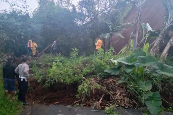 Jalan Pangalengan- Bandung tertutup longsor