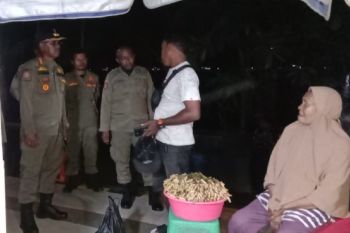 Satpol PP Papua tertibkan 50 PKL berjualan di trotoar