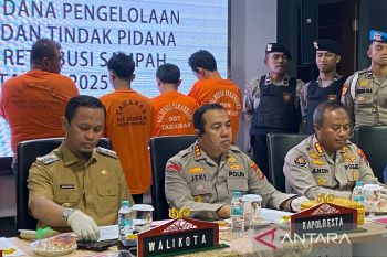 Polisi tangkap lima pengelola sampah ilegal di Pekanbaru