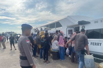 Polres Lingga kerahkan personel Satpolairud di pelabuhan beri layanan prima