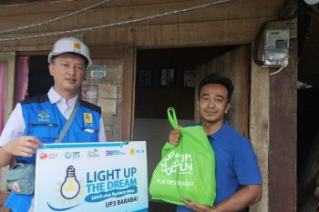 Pegawai PLN pasang listrik gratis bagi masyarakat lewat program Light Up The Dream