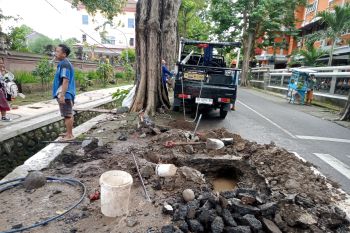 PUPR lakukan pemeliharaan jalan berlubang di Mataram