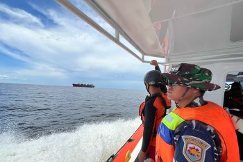 Tim SAR cari penumpang kapal jatuhkan diri
