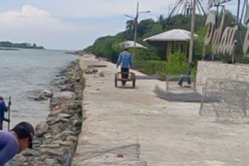 Tanggul Dermaga Pulau Untung Jawa, Kepulauan Seribu diperbaiki untuk mencegah abrasi