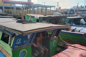 Pengemudi jukung di kawasan Sungai Musi waspadai angin kencang saat berlayar