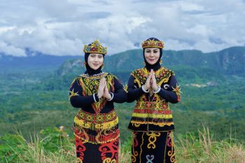 Ketua TP PKK HST kenakan pakaian adat Dayak promosikan wisata alam