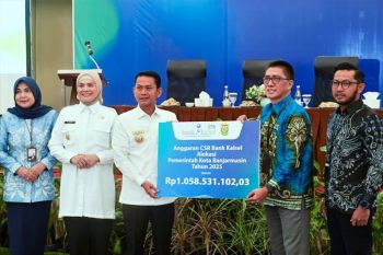Bank Kalsel serahkan bantuan alat pencacah sampah