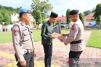 Polda Sultra anugerahkan anumerta ke personel yang gugur ditikam di Buton